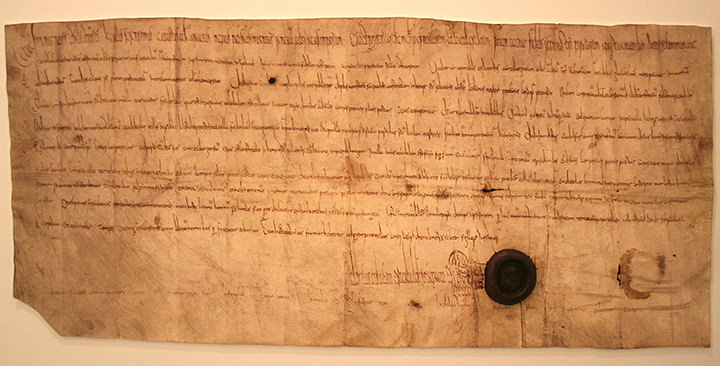 Faksimile der Urkunde, die Karl der Große 807 in Ingelheim ausstellte